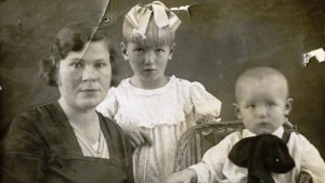 9. Жена и дети. 1943г