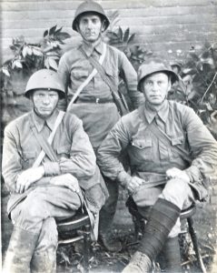 фото 2 Кирсанов Прокофий Макарович- мой Дедушка Проня на фронте 1941 год - сидит справа.